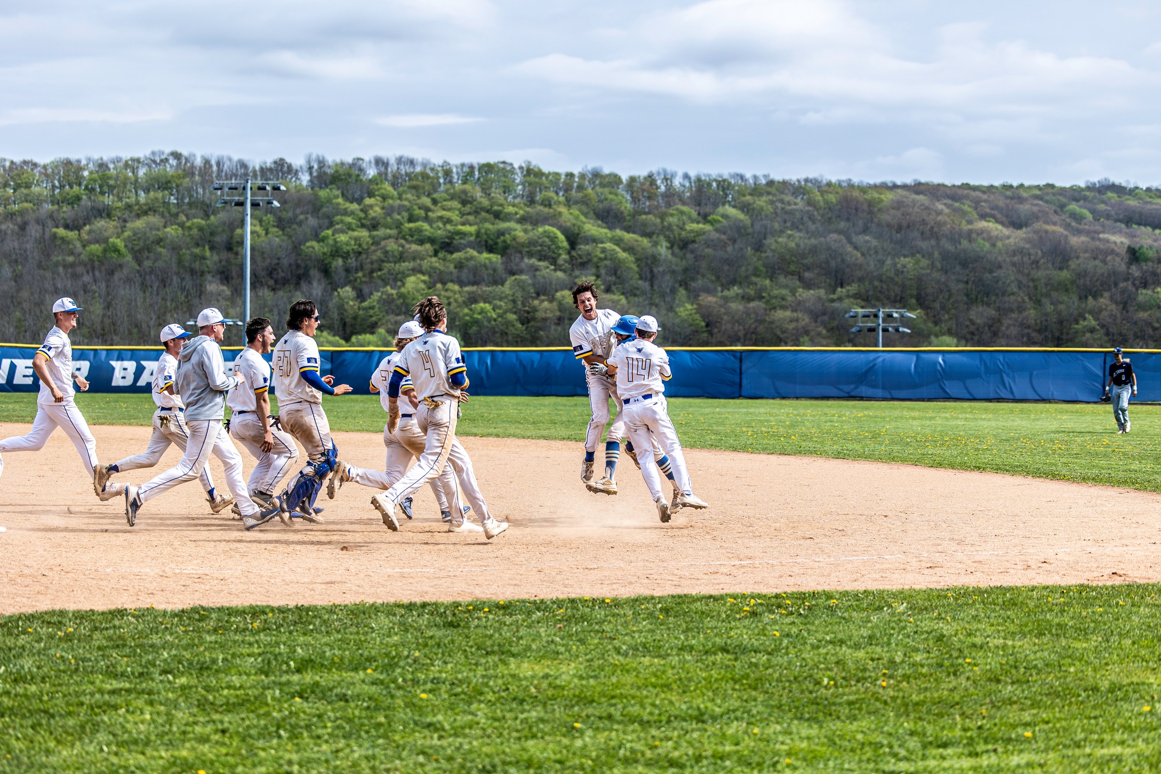Pioneers Sweep Altoona In The AMCC Opening Round