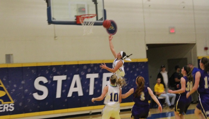 Kelsy Shaulis with the lay-up