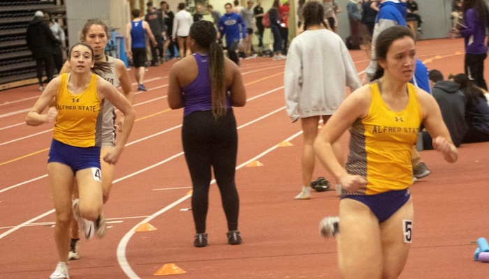 Katherine O'Buckley and Isabelle Popoff compete in the 400