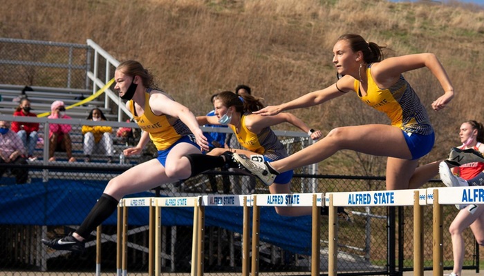 Emma Taggart and Alyssa Delaney compete in the hurdles