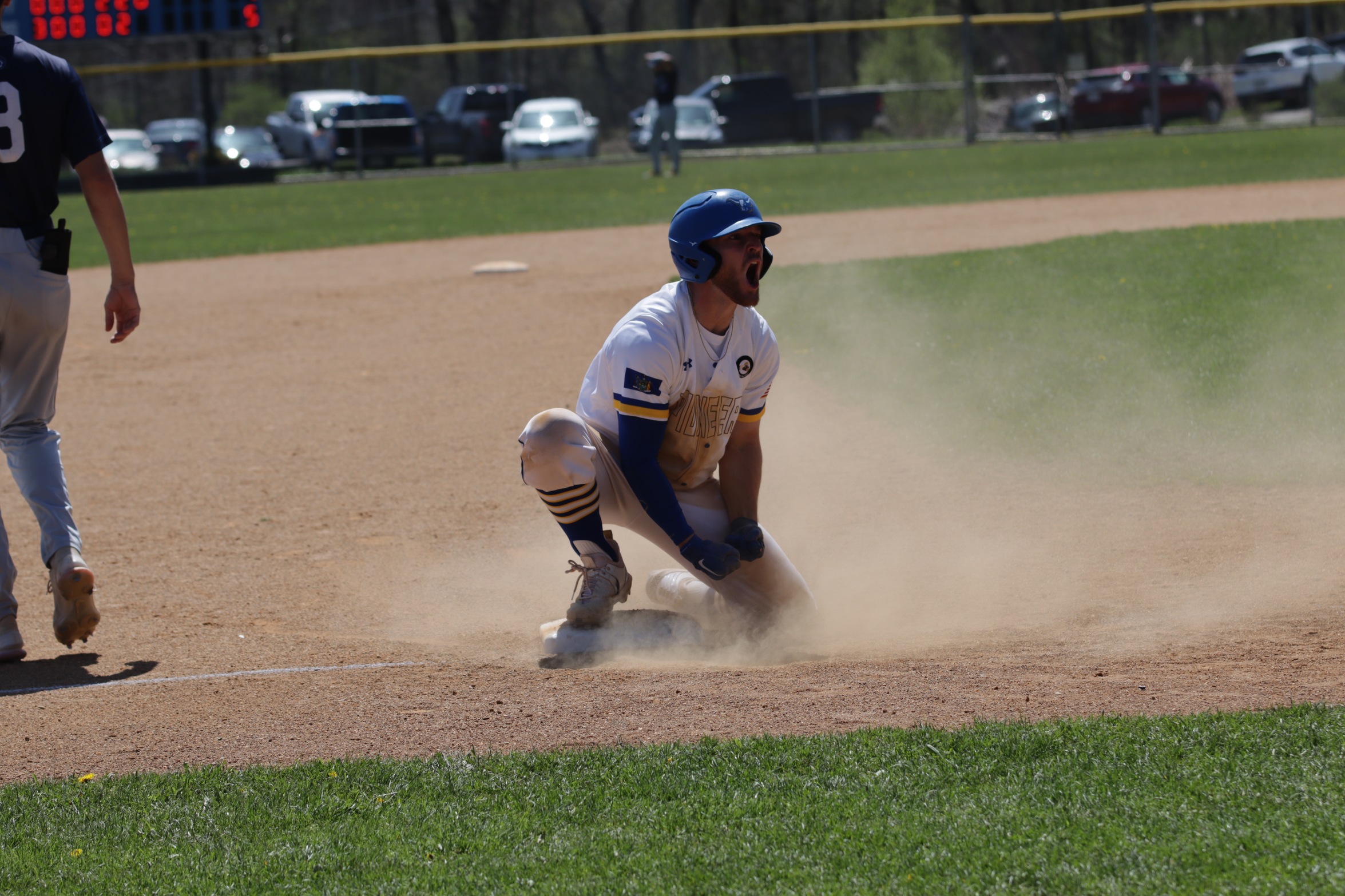 Pioneers Stay Alive in AMCC Tournament