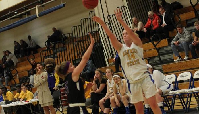 Meehan's Seven 3's Lifts Lady Pioneers