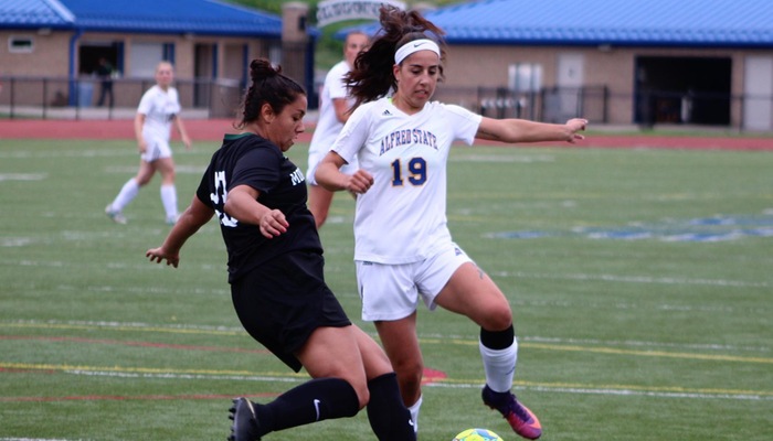 Carissa Pompa fights for the ball