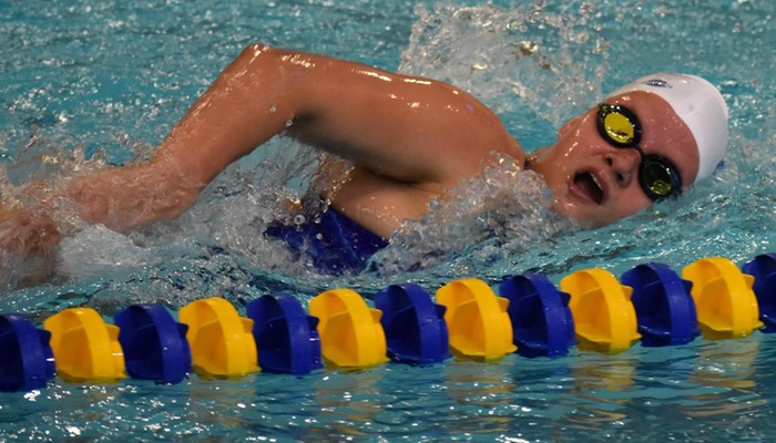 Alina Kisluk swimming freestyle
