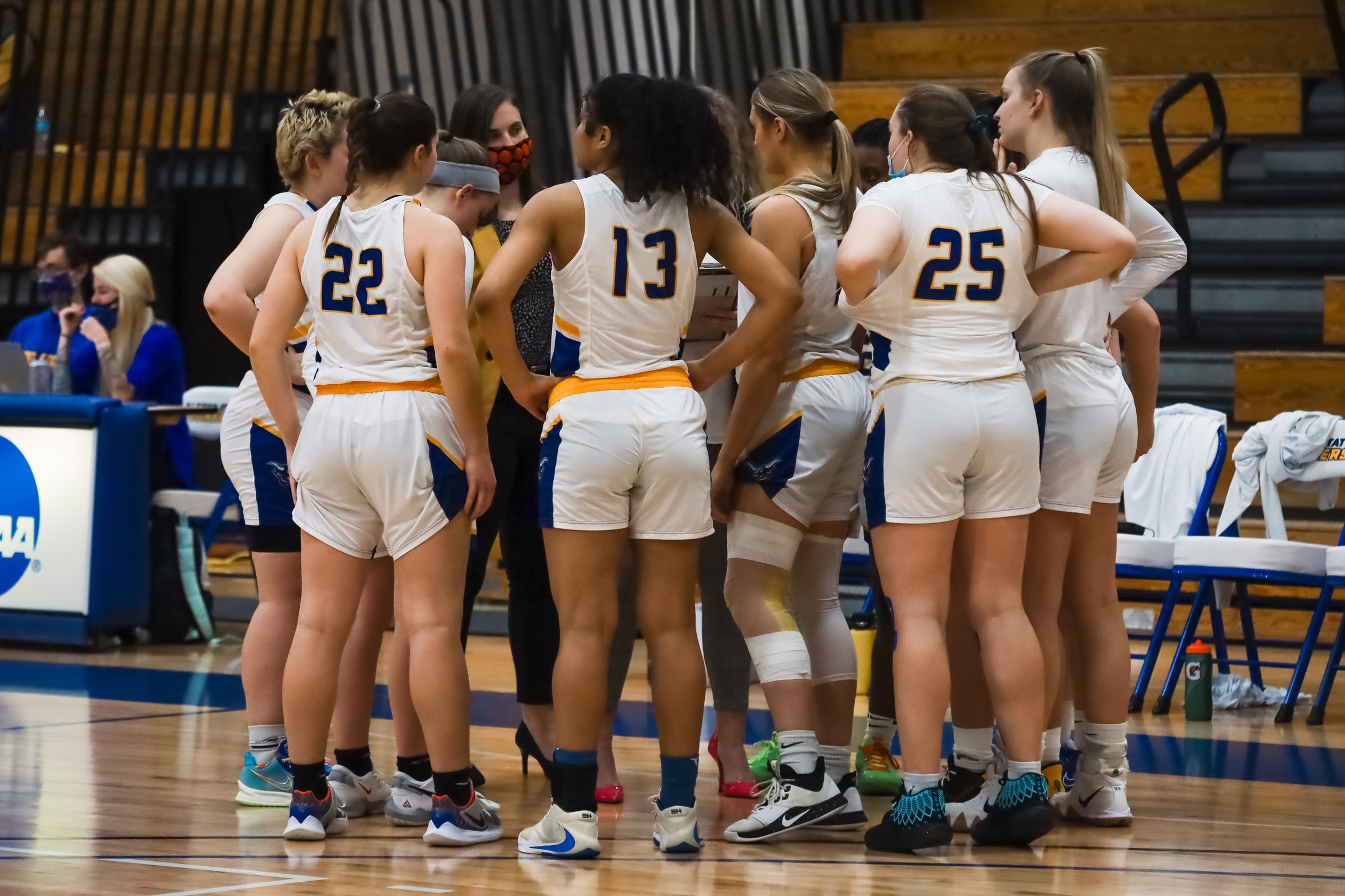 Women’s Basketball Fall to Medaille